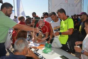  Cristo Cárdenes e Iria Otero, vencedores de la XVI Travesía a Nado de Salinetas (Foto TA)
